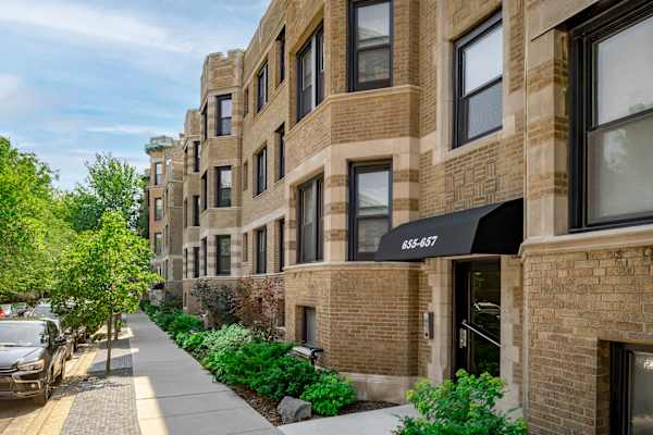 649-57 W. Oakdale Ave./2919-21 N. Clark St. property